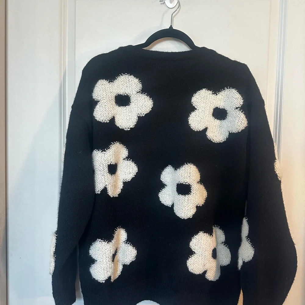 Commense Floral Daisy Black & White Fuzzy Cozy Button Up Cardigan Sweater, Small